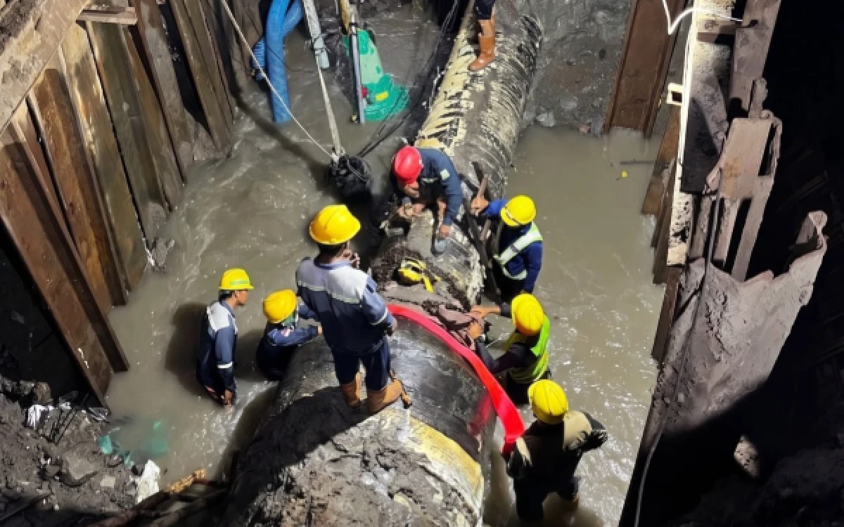 Thumbnail Berita - Layanan Cepat Perumda Air Minum Surya Sembada Tuntaskan Perbaikan Pipa Bocor di Dukuh Menanggal