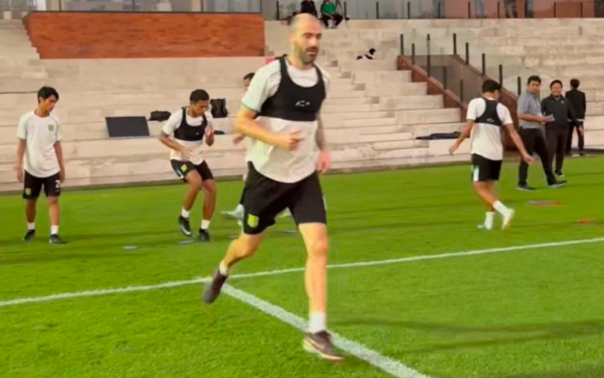 Thumbnail Berita - Persebaya Siapkan Kunci Bongkar Taktik Parkir Bus Arema FC