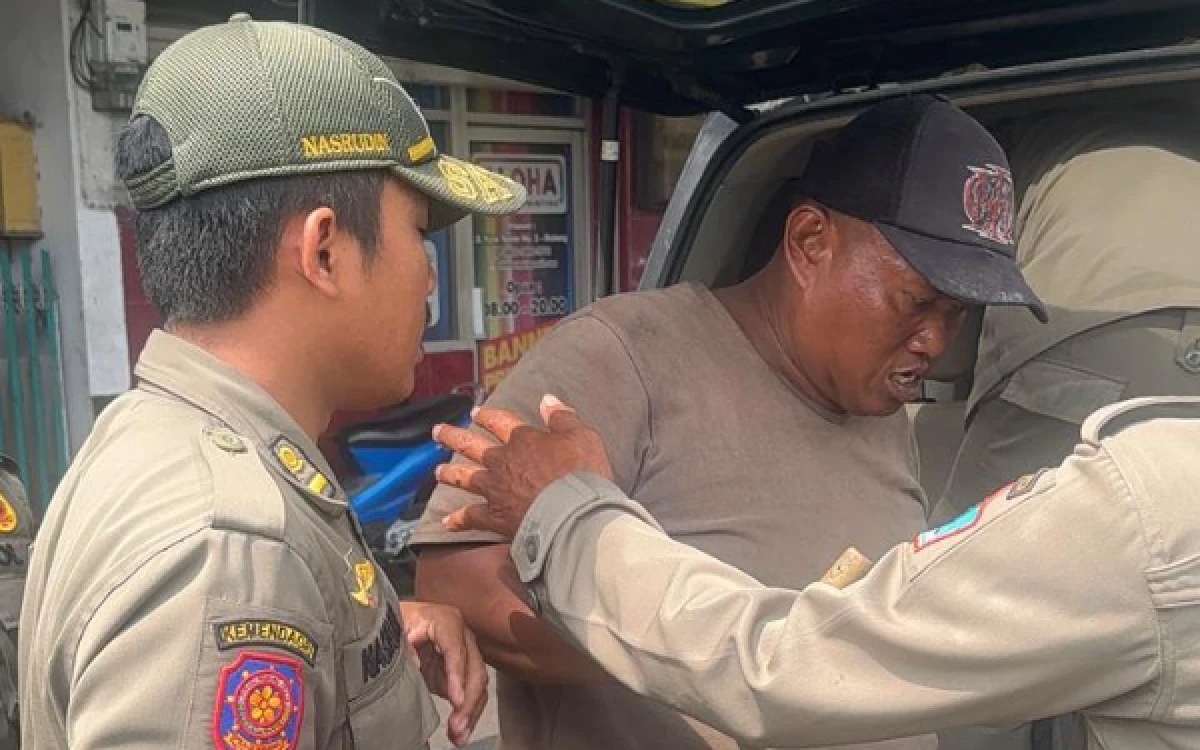 Thumbnail Berita - Viral Usai Gedor Kaca Mobil, Pengamen di Kota Malang Ditangkap Satpol PP