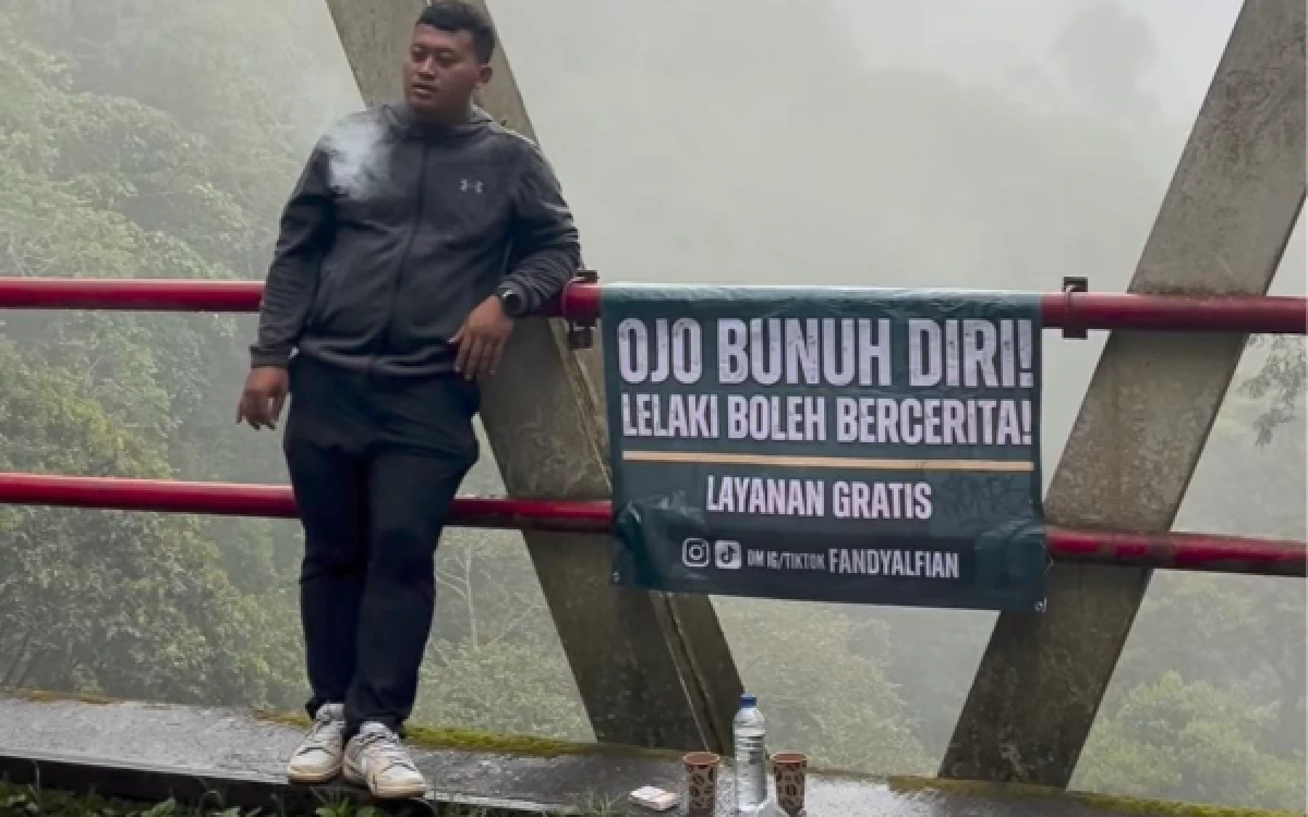 Thumbnail Berita - Prihatin Jembatan Cangar! Tak Sekadar Spanduk, Aksi Pemuda ini Ingatkan Jangan Mudah Putus Asa