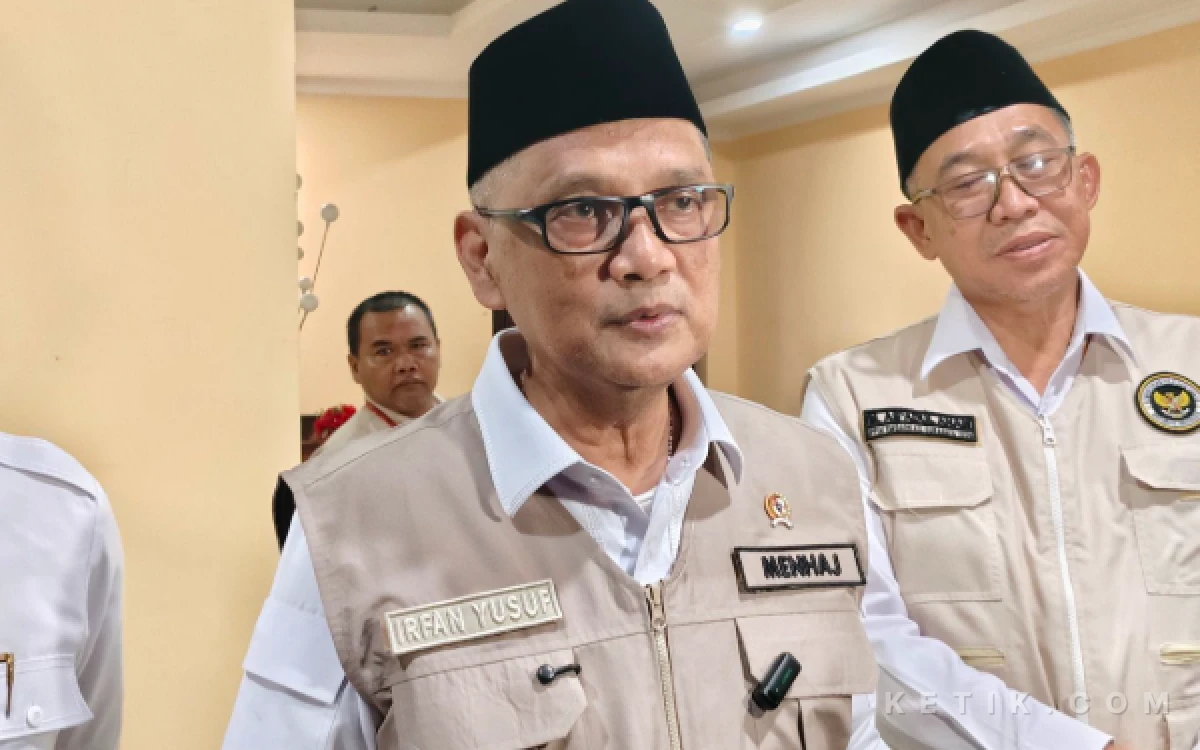 Thumbnail Berita - Dua Pesawat JCH Mendarat Darurat di Medan dan Batam, Menhaj Gus Irfan Tegur Maskapai