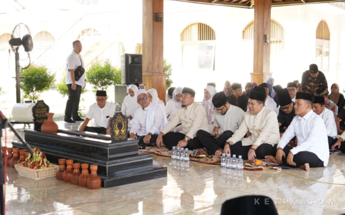 Thumbnail Berita - HUT ke-27 Kota Cilegon, Wali Kota Robinsar Ziarah ke Makam Pendiri