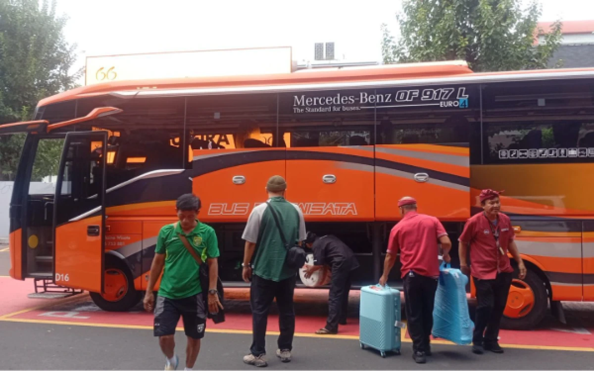 Thumbnail Berita - Panpel Arema FC Beberkan Kronologi Keterlambatan Bus Penjemputan Persebaya di Bali