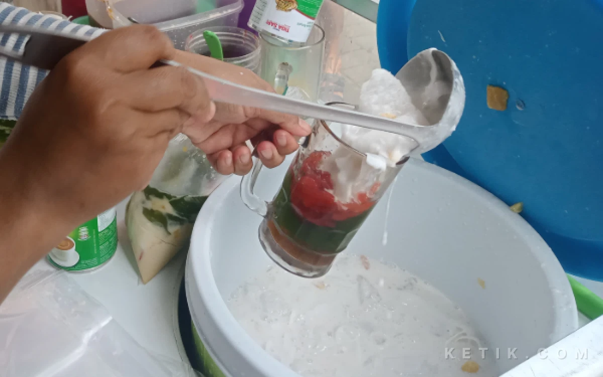 Thumbnail Berita - Bikin Nagih! Segarnya Es Cincau 19 Kai Lima Viral di Kota Malang