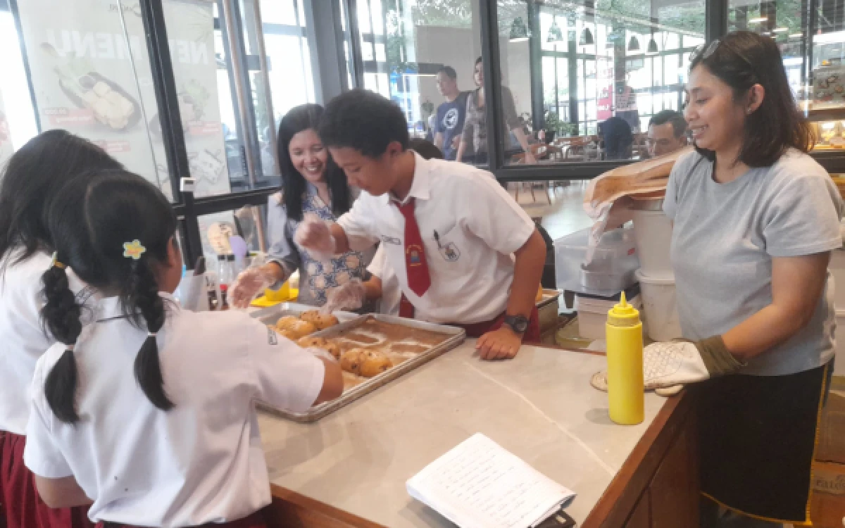 Thumbnail Berita - Siswa SDK Santa Maria II Malang Belajar Wirausaha dan Jurnalistik di Naiki Kafe