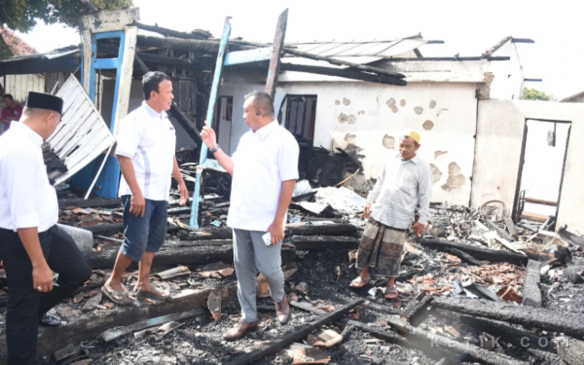 Thumbnail Berita - Bupati Situbondo Gercep Tinjau Korban Kebakaran di Banyuputih, Tiga Rumah Akan Diperbaiki