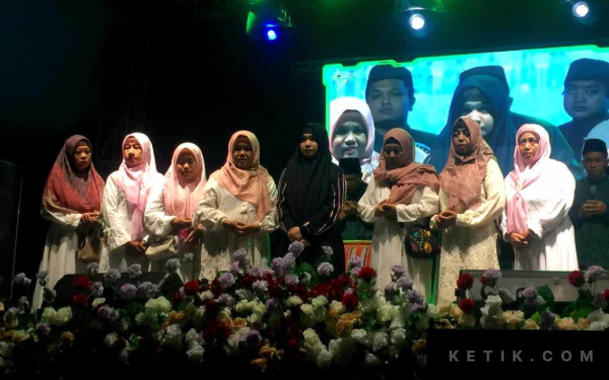 Thumbnail Berita - Gema Sholawat dan Halalbihalal, Umi Laila Ajak Warga Doroampel Tulungagung Pertebal Ibadah