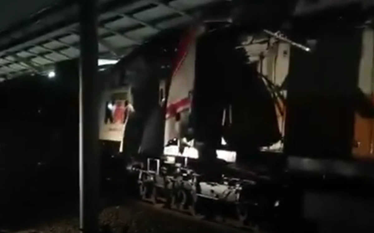 Thumbnail Berita - Breaking News: Argo Bromo Anggrek Tabrak KRL di Stasiun Bekasi Timur