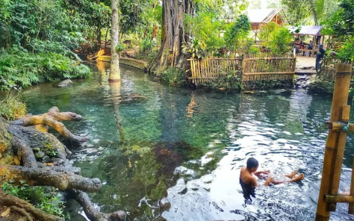 Thumbnail Berita - Healing di Sumber Umbulan Malang: Segarnya Air Biru Tosca dan Jejak Sejarah Dewa Siwa yang Tersembunyi