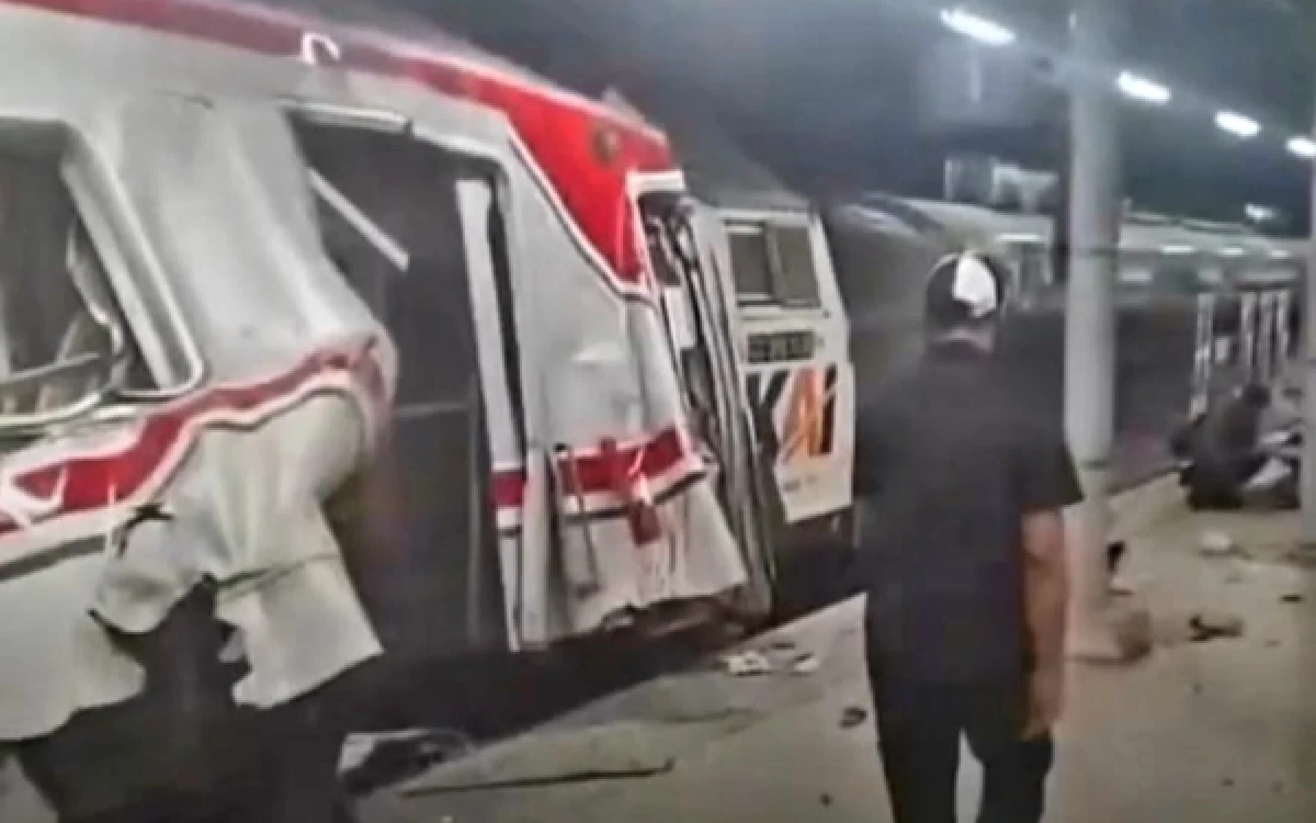 Thumbnail Berita - Argo Bromo Tabrak KRL di Stasiun Bekas Timur! PT KAI Minta Maaf, Fokus Evakuasi Penumpang