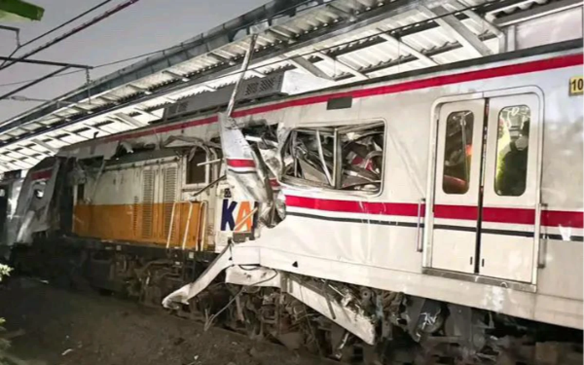 Thumbnail Berita - KAI Minta Maaf Atas Insiden Tabrakan Kereta di Stasiun Bekasi Timur