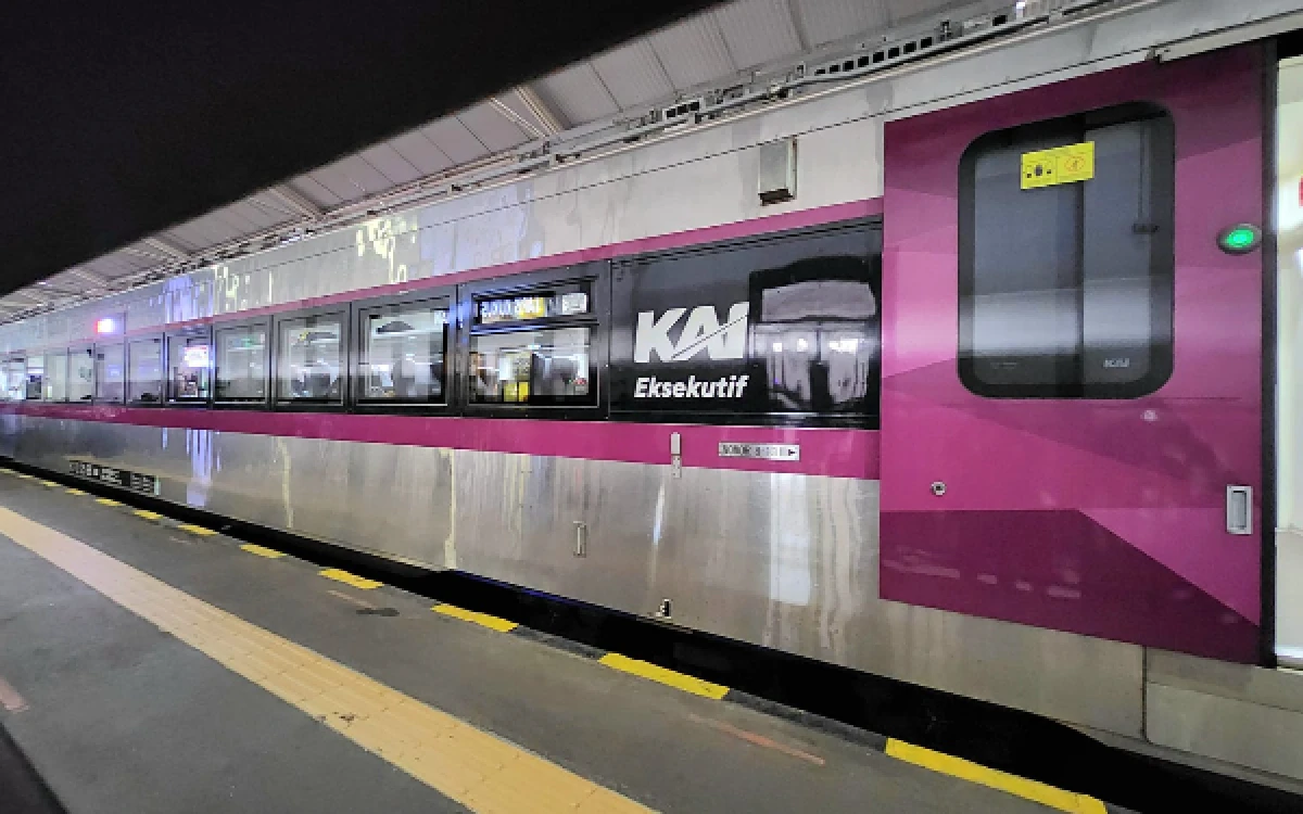 Thumbnail Berita - Tabrakan KA di Stasiun Bekasi Timur, 240 Penumpang Argo Bromo Selamat