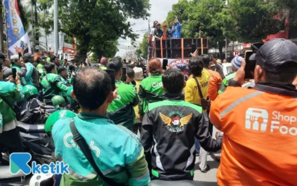 Thumbnail Berita - Hari Ini! Ribuan Pengemudi Ojek Online Demo Geruduk Gedung DPRD Jatim, Sampaikan 3 Tuntutan