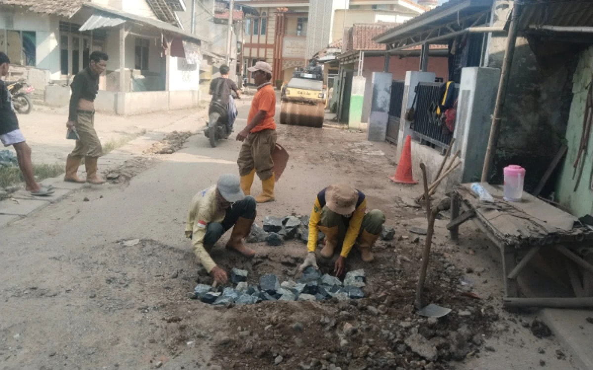 Thumbnail Berita - DPUPR Lebak Perbaiki Jalan Bhakti Manunggal, Penanganan Dilakukan Bertahap