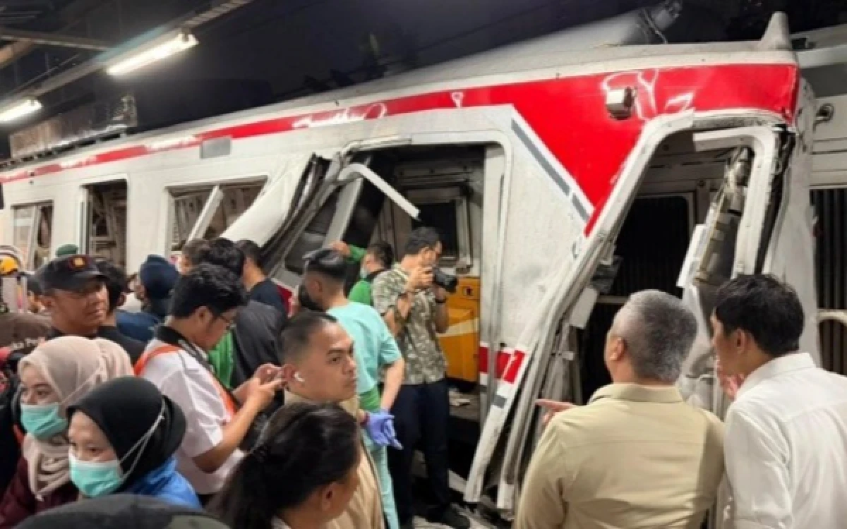 Thumbnail Berita - Tiga Korban Selamat Berhasil Dievakuasi, Basarnas Tetap Lanjutkan Sisir Seluruh Gerbong KA di Bekasi Timur