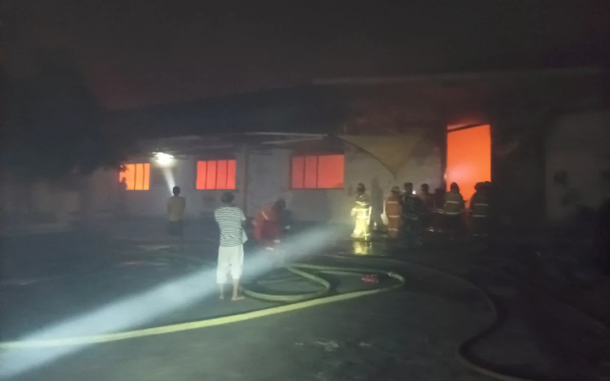 Thumbnail Berita - Dua Karyawan Jadi Tersangka Pembakaran Gudang Pabrik Rokok di Malang, Tutupi Aksi Penggelapan