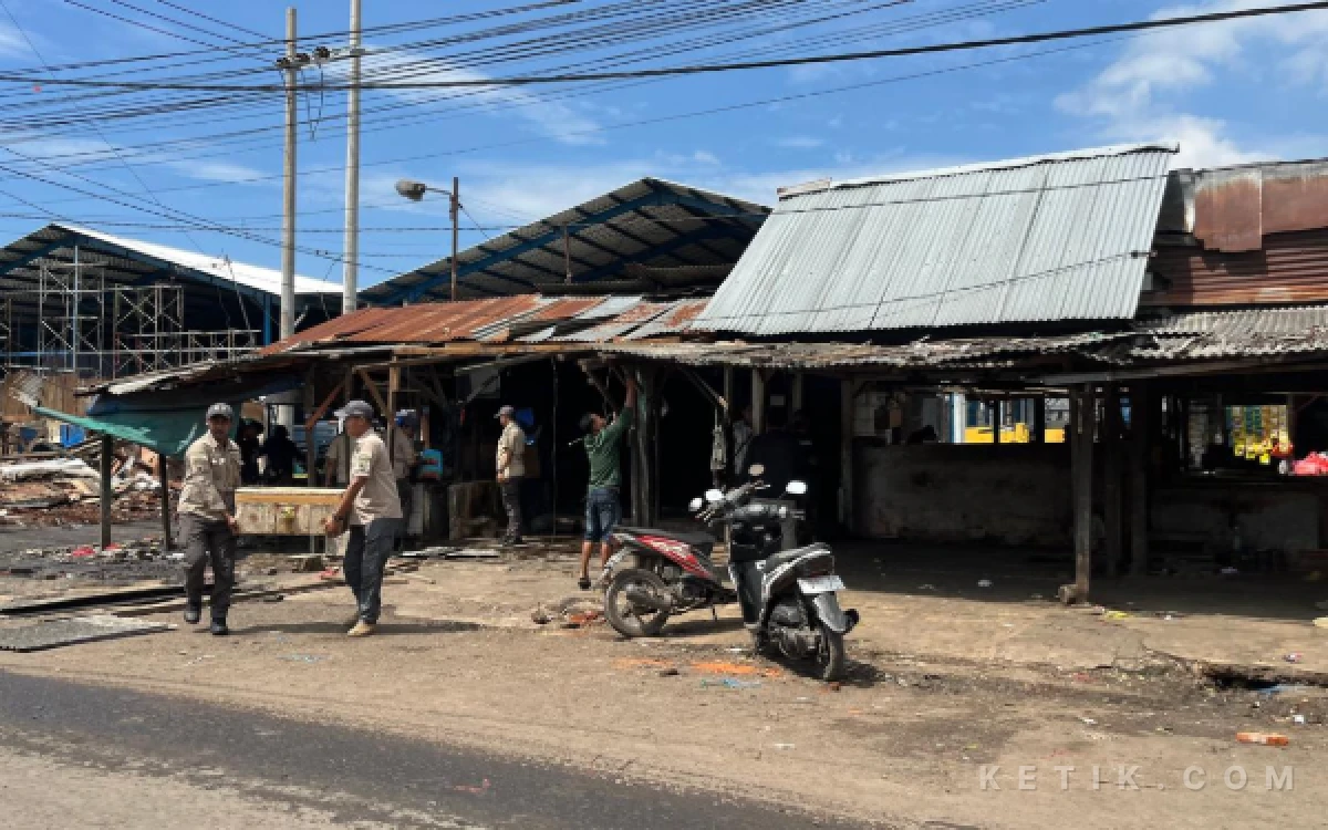 Thumbnail Berita - Cegah PKL dan Drive-Thru, Pemkot Malang Pasang Pagar Tinggi di Pasar Gadang