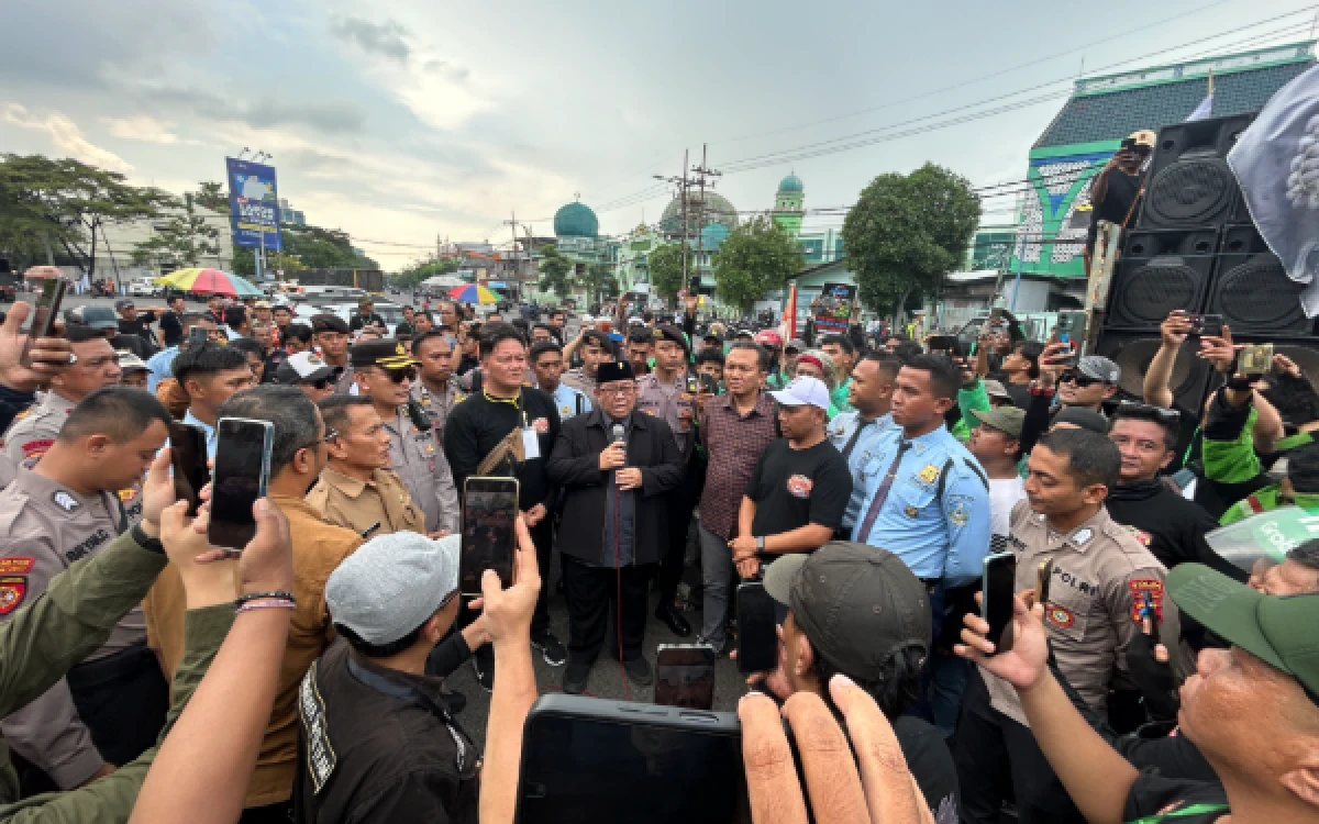 Thumbnail Berita - Ratusan Pengemudi Ojol Demo di Depan Gedung DPRD Jatim, Tuntut Sanksi Tegas Aplikator Nakal