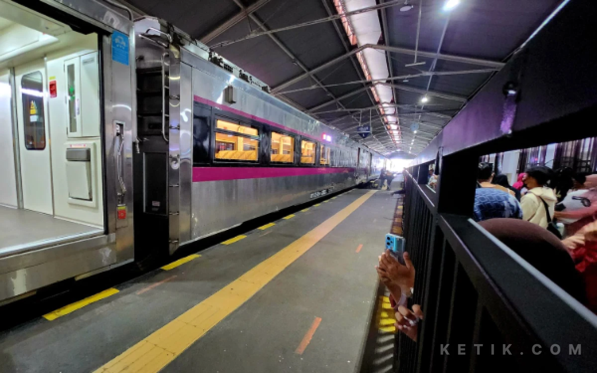 Thumbnail Berita - KAI Daop 8 Surabaya Minta Maaf atas Keterlambatan, Prioritaskan Keselamatan