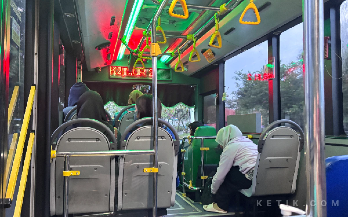 Thumbnail Berita - Tampilkan Potongan Cerita Jalanan, Samping Jendela Jadi Kursi Favorit