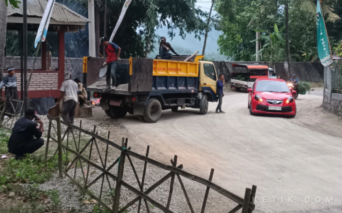 Thumbnail Berita - Jelang Kunjungan Wapres Gibran, Jalan Menuju Ponpes Tremas Pacitan Mendadak Mulus
