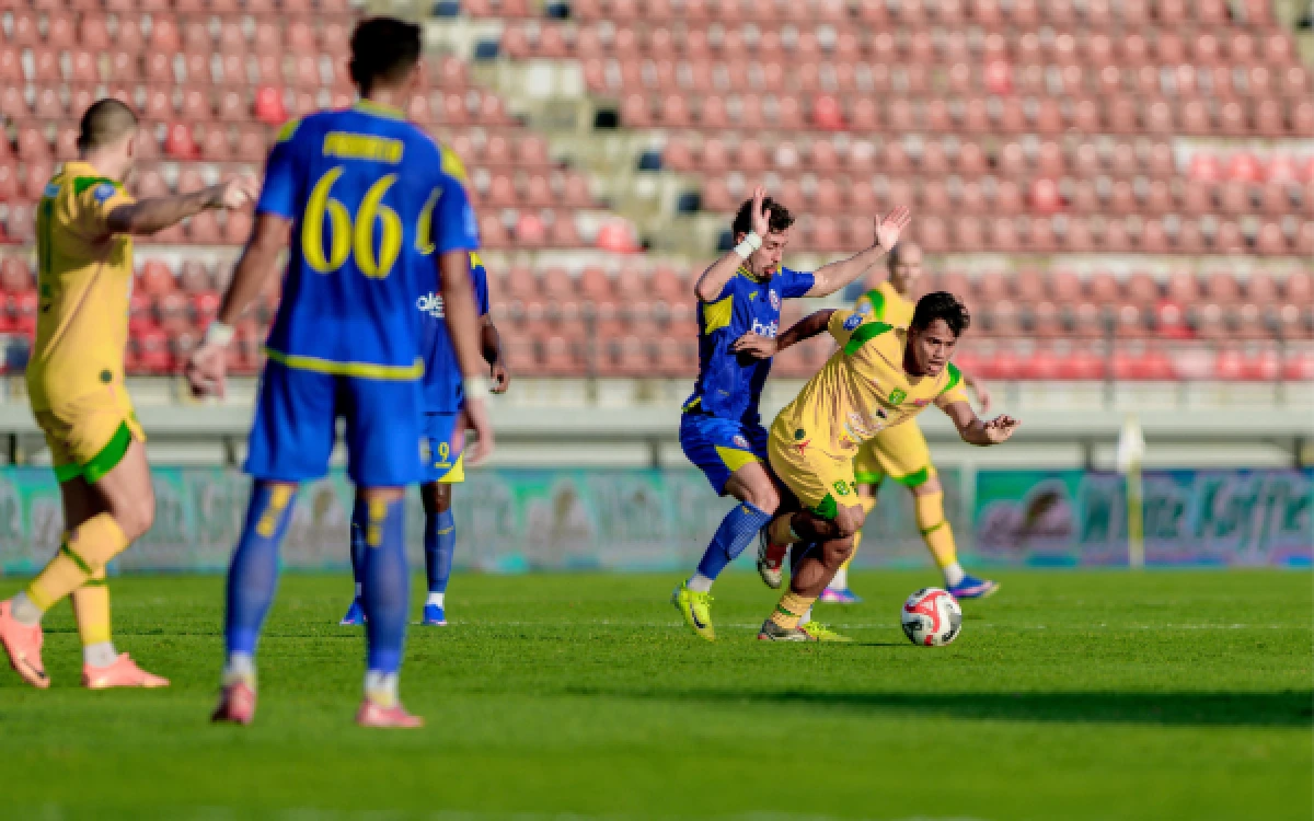 Thumbnail Berita - Persebaya Gunduli Arema FC Empat Gol Tanpa Balas, Tavares Minta Tak Larut Euforia Berlebih