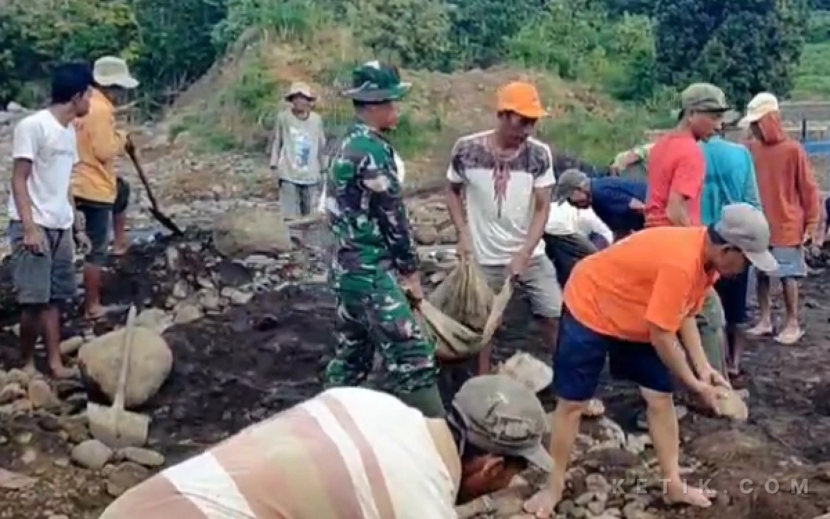 Thumbnail Berita - Babinsa dan Warga Jatibanteng Situbondo Gotong Royong Perbaiki Jalan Menuju DAM Setimbo