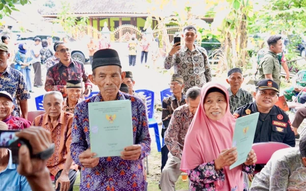 Thumbnail Berita - Akhir Perjuangan Panjang, Sertipikat Tanah Mbah Tupon Kembali ke Tangannya