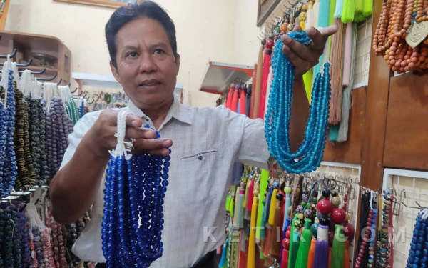 Thumbnail Berita - Musim Haji dan Geliat Ekonomi Jombang, Kerajinan Tasbih Manik-manik Banjir Pesanan