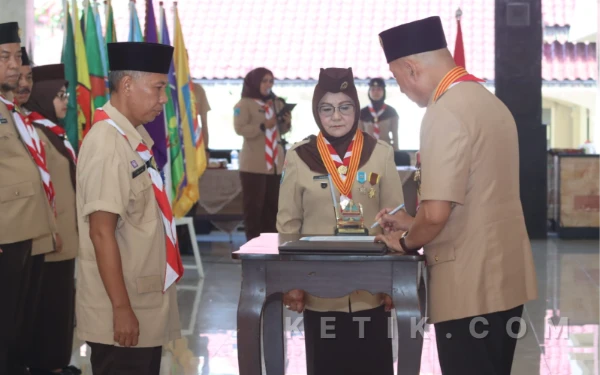 Foto Ketua Kwarda Gerakan Pramuka Jatim, Kak Arum Sabil (kanan) melantik kepengurusan Gerakan Pramuka Cabang Magetan pada Rabu, 29 April 2026. (Foto: Angga/Ketik).