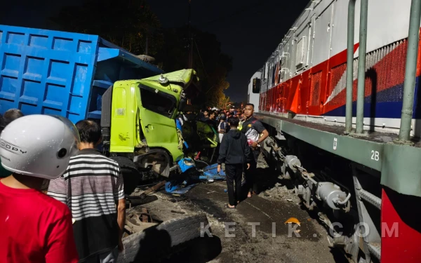 Thumbnail Berita - Truk Mogok di Perlintasan Tertemper KA Dhoho, KAI Daop 7 Madiun Pastikan Tak Ada Korban