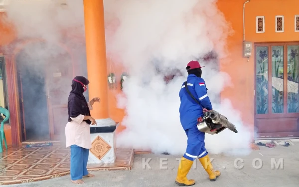 Thumbnail Berita - Fogging Cegah DBD, Pemdes Ampelgading Pemalang Gerak Cepat Lindungi Warga