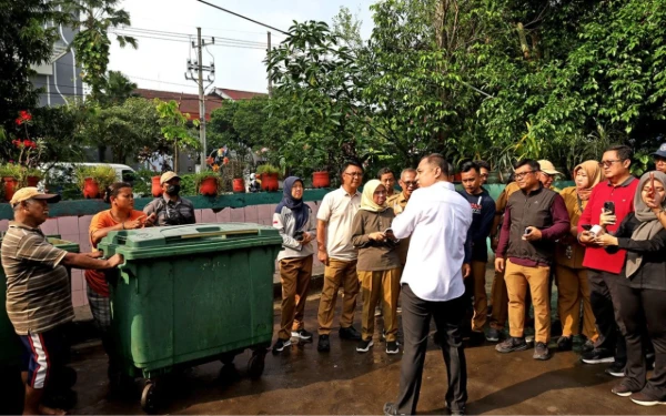 Thumbnail Berita - Eri Cahyadi Benahi Sistem Sampah Surabaya, Hitungan Tongbin TPS Harus Presisi dan Terukur