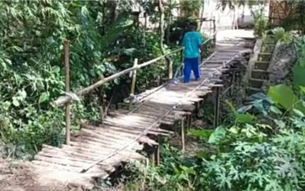 Foto Kondisi jembatan lama dan sesudah jembatan baru di bangun selama empat hari di Dusun Sambonglombok, Desa Bangilan, Kabupaten Tuban, Rabu (Foto : Ahmad Istihar/Ketik.com)