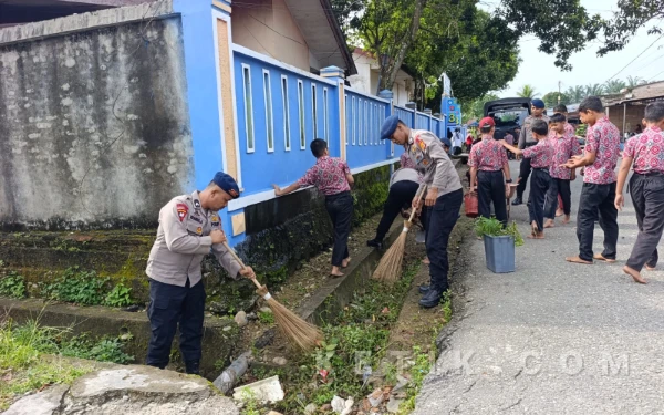 Thumbnail Berita - Wujudkan Kebersihan, Brimob Aceh Gelar Program Indonesia ASRI di SDN 3 Subulussalam