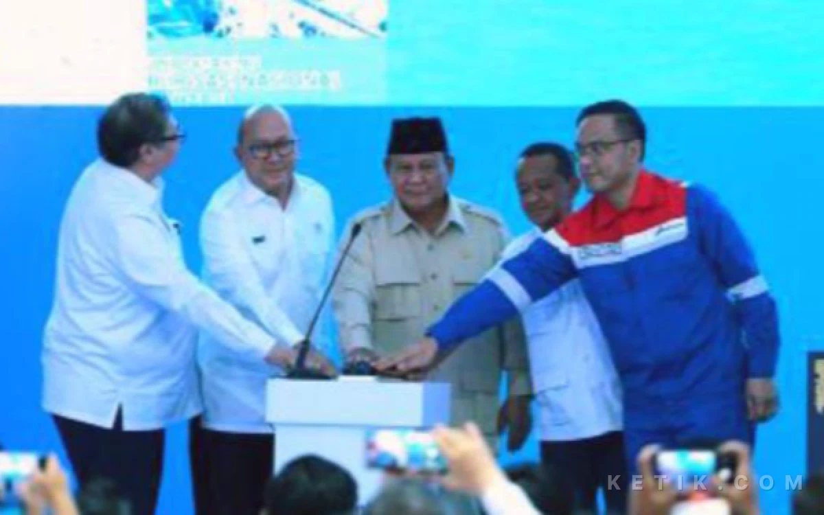 Thumbnail Berita - Kunker Presiden RI Prabowo Subianto di Cilacap, Resmikan Groundbreaking 13 Proyek Hilirisasi Lanjut Sambangi Sekolah