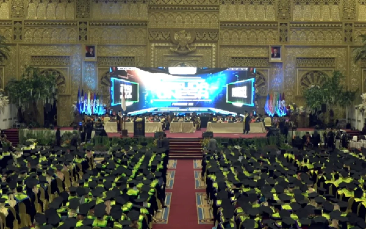 Thumbnail Berita - 1.416 Lulusan Unesa Dikukuhkan, Rektor Soroti Tantangan AI dan Dunia Kerja