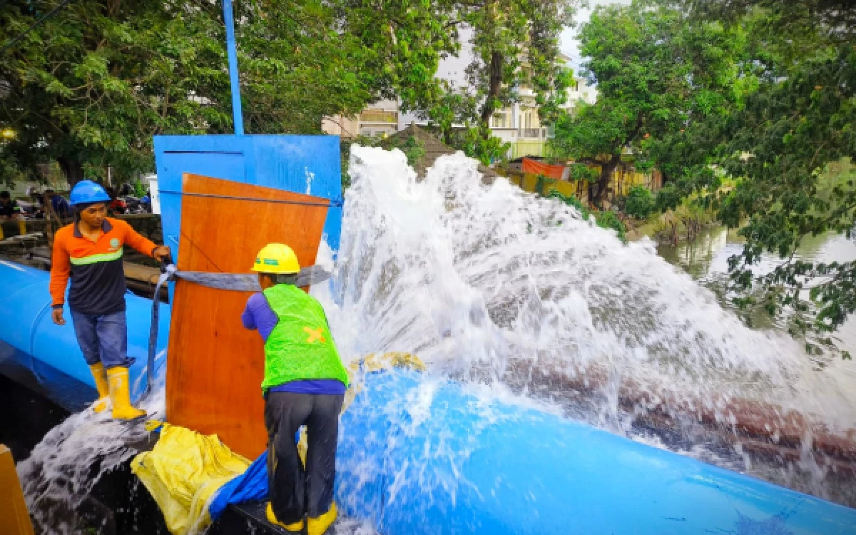 Thumbnail Berita - Pipa PDAM Bocor di MERR, Distribusi Air Surabaya Utara dan Timur Sempat Mati Sementara