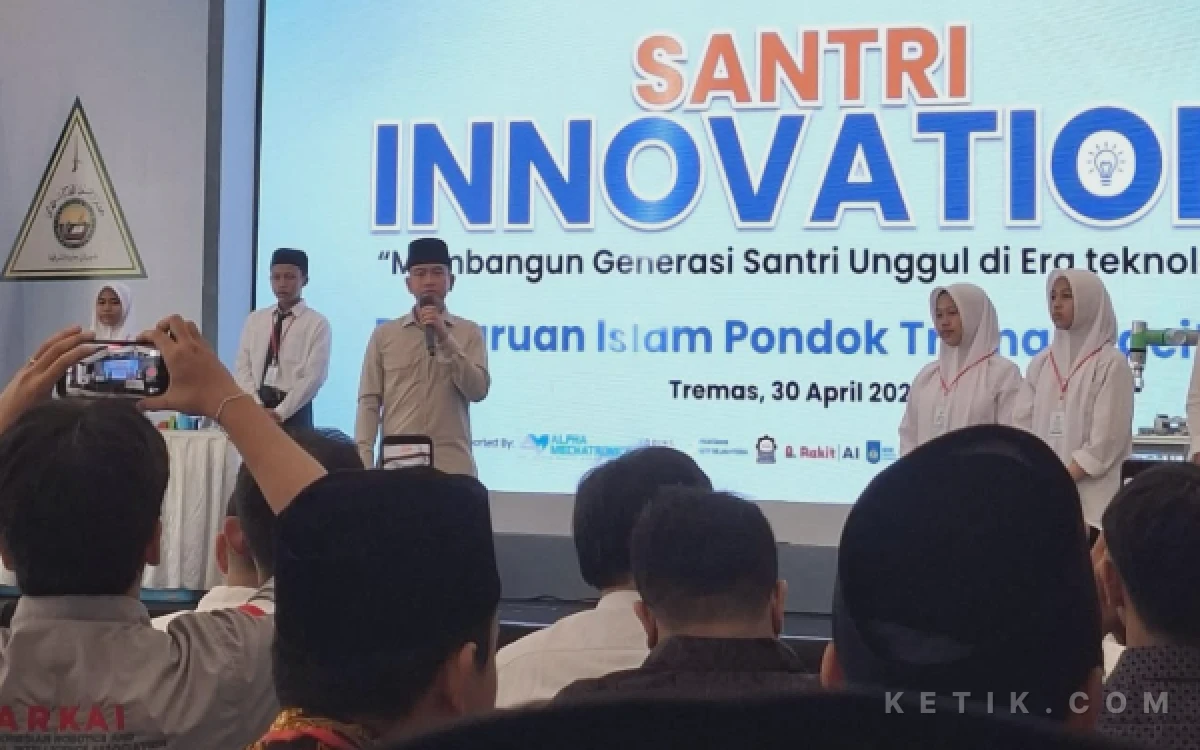 Thumbnail Berita - Santri Tremas Pacitan Pamer AI, Wapres Gibran: Jangan Sampai Kalah Sama Robot