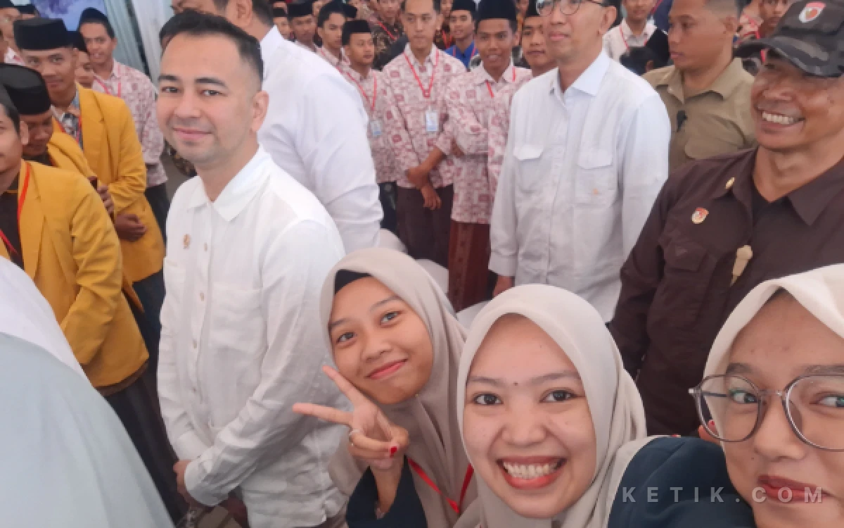 Thumbnail Berita - Curi Perhatian, Raffi Ahmad Diserbu Ajakan Selfie saat Dampingi Wapres Gibran di Pacitan