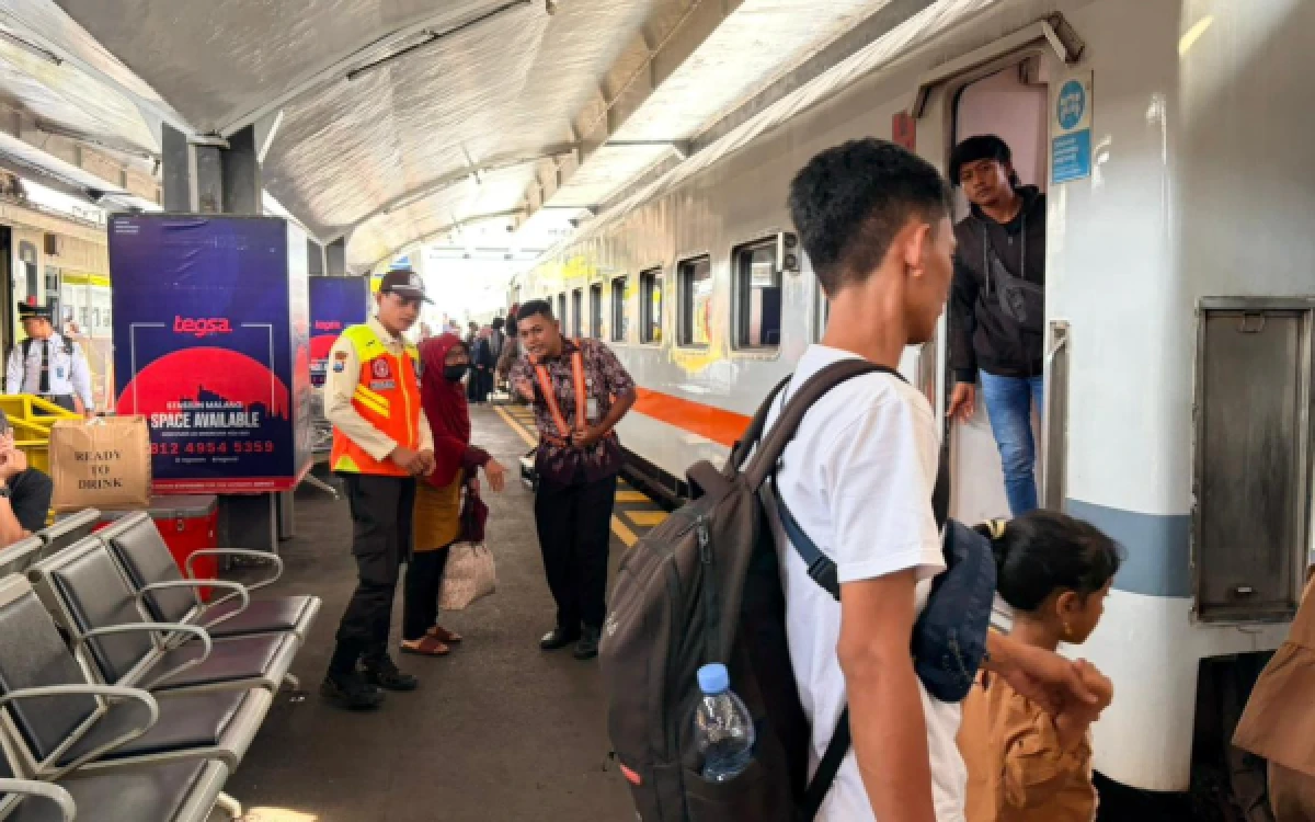 Thumbnail Berita - Usai Insiden di Bekasi, Stasiun Malang Langsung Diserbu! Libur Panjang Picu Ledakan Penumpang