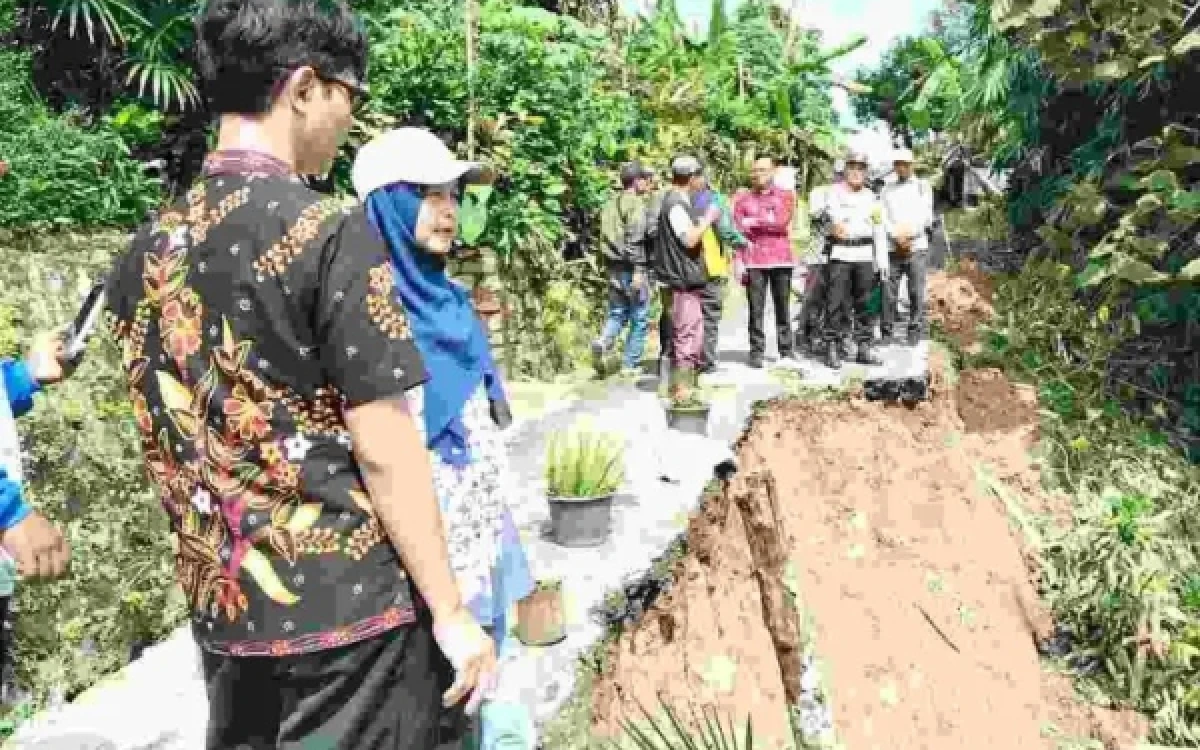 Thumbnail Berita - Hujan Deras Picu Jalan Amblas di Paguyangan Brebes, Akses 400 KK Terganggu