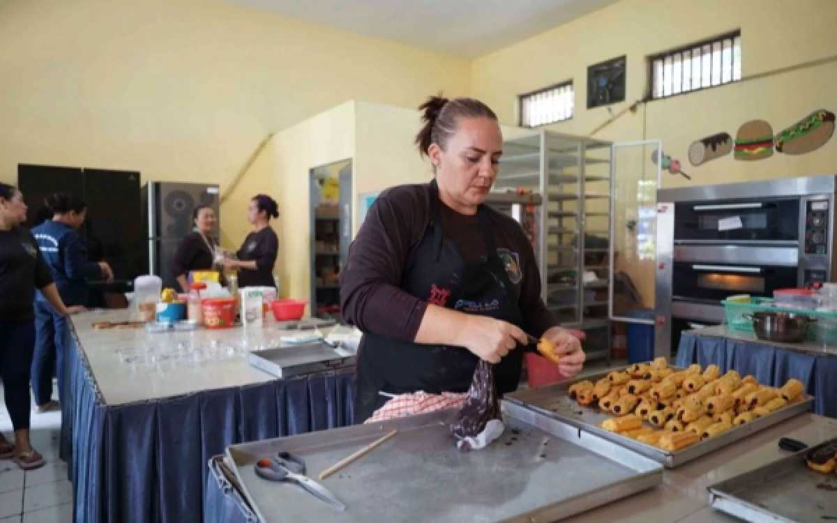 Thumbnail Berita - Mengintip Keterampilan Warga Binaan Lapas Perempuan Malang Bikin Sus Cokelat Eclair