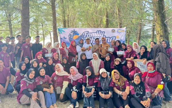 Perkuat Solidaritas, Relawan SPPG Yayasan Alfatih Gathering Family di Pantai Bali
