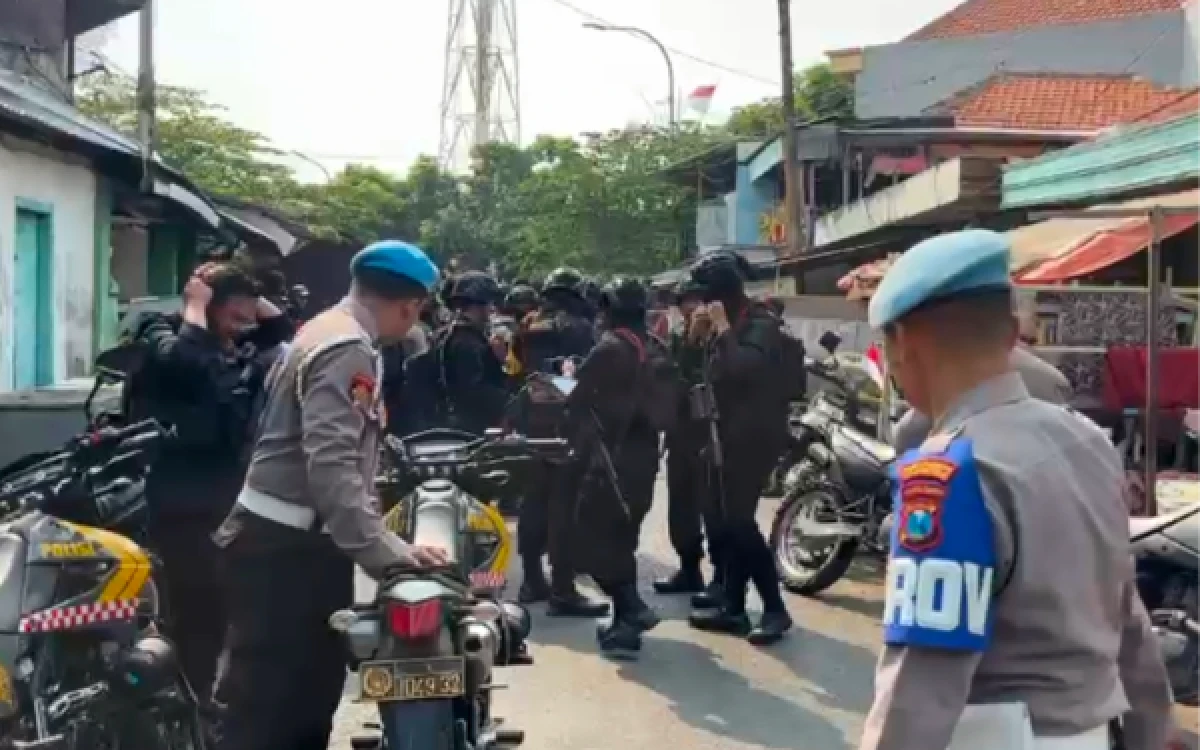 Thumbnail Berita - Babat Habis Peredaran Narkoba, Polda Jatim dan BNN Gerebek Jalan Kunti Surabaya