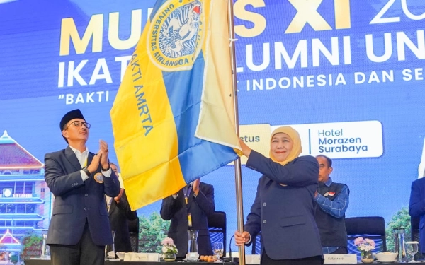 Thumbnail Berita - Nakhodai Kembali IKA Unair! Khofifah Bertekad Ajak Alumni Bangun Negeri Lewat Pengabdian Berdampak ke Masyarakat