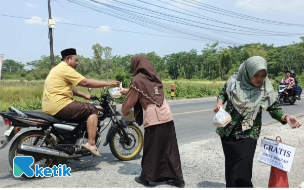 Jumat Berkah, Double Track SMAN 4 Bangkalan Bhakti Karya Bagikan 215 Paket Nasi untuk Masyarakat