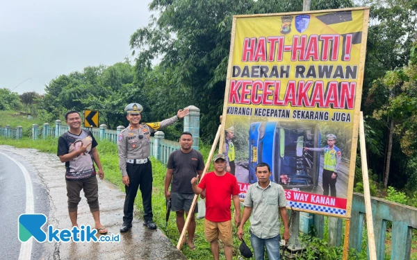 Satlantas Polres Way Kanan dan Warga Pasang Banner Imbauan Keselamatan dan Ketertiban Berkendara