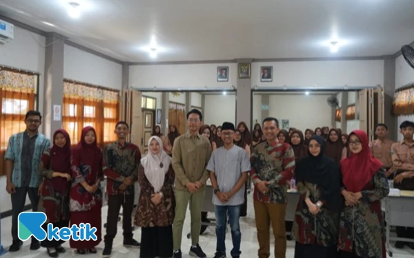Thumbnail Fakultas Vokasi UNAIR Gelar Program Penguatan Kewirausahaan di SMK Yannas Husada Bangkalan