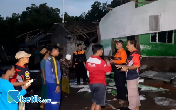 Thumbnail Berita - Diterjang Gelombang Pasang, 4 Rumah di Situbondo Rusak Berat
